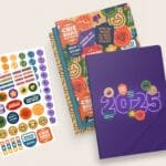 Coleção Stickers 2025 – Brochura |  (Nilmara Quintela)
