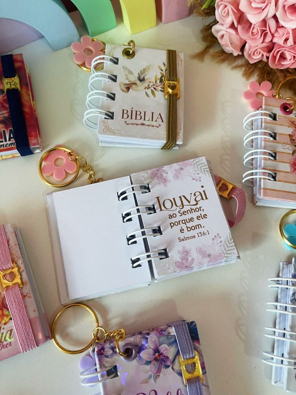Pack 1 - Mini Bíblia Chaveiro - Infantil | Masculino | Feminino (Lina) - Imagem 2