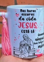 Jesus tá lá 03 versões – Unisex, Feminina, Masculina (Dourada, Rosa, Azul) - Arte Avulsa Caneca - Imagem 3