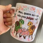Amigas Quem somos nós pra julgar - Arte Avulsa Caneca - Imagem 4